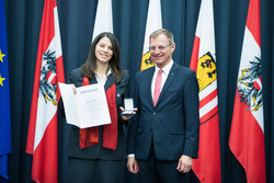 Landeshauptmann Mag. Thomas Stelzer verleiht das Ehrenzeichen für Verdienste um die OÖ Jugend an Frau Berina Wöckinger.
