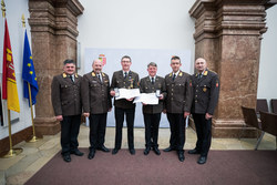 Landeshauptmann Mag. Thomas Stelzer verleiht das Ehrenzeichen für Verdienste um die OÖ Jugend im Steinernen Saal des Linzer Landhaus.