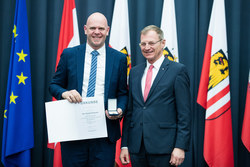 Landeshauptmann Mag. Thomas Stelzer verleiht das Ehrenzeichen für Verdienste an der OÖ Jugend an Herrn Mag. Christoph Burgstaller.