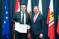 Landeshauptmann Mag. Thomas Stelzer verleiht das Ehrenzeichen für Verdienste an der OÖ Jugend an Herrn Günther Dobrauz.