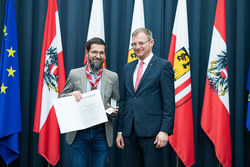 Landeshauptmann Mag. Thomas Stelzer verleiht das Ehrenzeichen für Verdienste an der OÖ Jugend an Herrn Mag. Michael Etlinger.