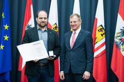 Landeshauptmann Mag. Thomas Stelzer verleiht das Ehrenzeichen für Verdienste um die OÖ Jugend an Herrn DI Dr. Peter Feigl.
