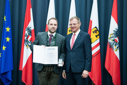 Landeshauptmann Mag. Thomas Stelzer verleiht das Ehrenzeichen für Verdienste um die OÖ Jugend an David Greifeneder.