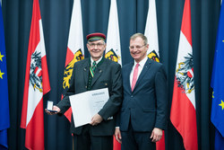 Landeshauptmann Mag. Thomas Stelzer verleiht das Ehrenzeichen für Verdienste um die OÖ Jugend an Herrn Dr. Helmut Grünling.