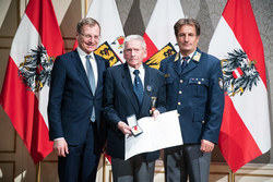 Landeshauptmann Mag. Thomas Stelzer verleiht die Rettungsdienstmedaille in Gold an Herrn Ehren-Abschnittsleiter Helmut Henninger.