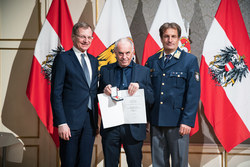 Landeshauptmann Mag. Thomas Stelzer verleiht die Rettungsdienstmedaille in Gold an Herrn Ehren-Ortsstellenleiter Robert Zahler.