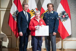 Landeshauptmann Mag. Thomas Stelzer verleiht die Rettungsdienstmedaille in Silber an Frau Rettungsschwimmerin Christine Zrnjanowitsch.