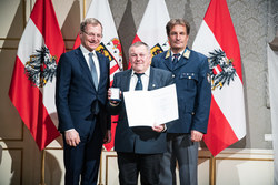 Landeshauptmann Mag. Thomas Stelzer verleiht die Rettungsdienstmedaille in Bronze an Herrn Peter Bengesser.