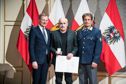 Landeshauptmann Mag. Thomas Stelzer verleiht die Rettungsdienstmedaille in Bronze an Herrn Rettungsschwimmer und Rettungstaucher Horst Grünwald.
