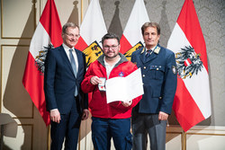 Landeshauptmann Mag. Thomas Stelzer verleiht die Rettungsdienstmedaille in Bronze an Herrn Rettungsschwimmer Markus Höller.