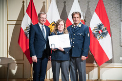 Landeshauptmann Mag. Thomas Stelzer verleiht die Rettungsdienstmedaille in Bronze an Frau Rettungsschwimmerin Elisabeth Madl.