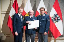 Landeshauptmann Mag. Thomas Stelzer verleiht die Rettungsdienstmedaille in Bronze an Herrn Ehren-Ortsstellenleiter Werner Konrad Schieder.