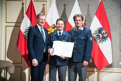 Landeshauptmann Mag. Thomas Stelzer verleiht die Rettungsdienstmedaille in Bronze an Herrn Rettungsschwimmer Ernst Vockner.