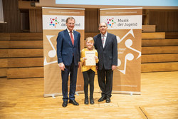 Landeshauptmann Mag. Thomas Stelzer überreicht Prima la musica Auszeichnungen an junge Künstlerinnen und Künstler.