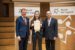 Landeshauptmann Mag. Thomas Stelzer überreicht Prima la musica Auszeichnungen an junge Künstlerinnen und Künstler.