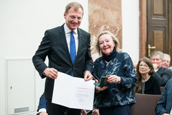 Landeshauptmann Mag. Thomas Stelzer überreicht das Kulturehrenzeichen des Landes OÖ in Gold an Frau Hannelise Kreissl-Wurth.