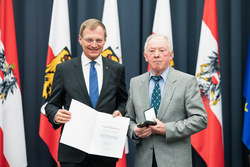Landeshauptmann Mag. Thomas Stelzer überreicht die Kulturmedaille des Landes OÖ in Gold an Herrn Friedrich Eigelsberger.