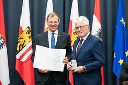 Landeshauptmann Mag. Thomas Stelzer überreicht die Kulturmedaille des Landes OÖ in Gold an Herrn Johann Lißberger.