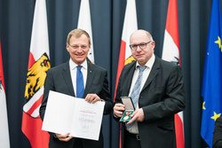 Landeshauptmann Mag. Thomas Stelzer überreicht die Kulturmedaille des Landes OÖ in Gold an Herrn Musikschuldirektor Wolfgang Panholzer, M.A.