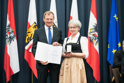 Landeshauptmann Mag. Thomas Stelzer überreicht die Kulturmedaille des Landes OÖ in Gold an Frau Ingrid Schuller.