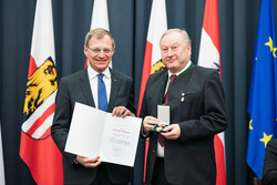 Landeshauptmann Mag. Thomas Stelzer überreicht die Kulturmedaille des Landes OÖ in Gold an Herrn Hermann Stallinger.