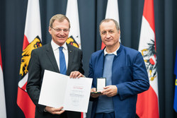 Landeshauptmann Mag. Thomas Stelzer überreicht die Kulturmedaille des Landes OÖ in Gold an Herrn Musikschuldirektor Mag. Kurt Tischlinger.