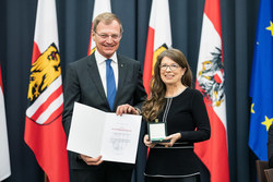 Landeshauptmann Mag. Thomas Stelzer überreicht das Kulturehrenzeichen des Landes OÖ in Silber an Frau Dr. Alice Ertlbauer-Cramerer.