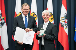 Landeshauptmann Mag. Thomas Stelzer überreicht das Kulturehrenzeichen des Landes OÖ in Silber an Herrn Mag. Dr. Albert Landertinger.