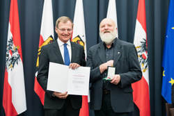 Landeshauptmann Mag. Thomas Stelzer überreicht die Kulturmedaille des Landes OÖ in Silber an Herrn SR Hermann Eckersdorfer.