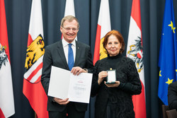 Landeshauptmann Mag. Thomas Stelzer überreicht die Kulturmedaille des Landes OÖ in Silber an Frau Mag. Zita Eder.
