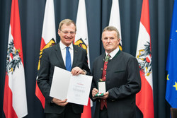 Landeshauptmann Mag. Thomas Stelzer überreicht die Kulturmedaille des Landes OÖ in Silber an Herrn Franz Renzl.