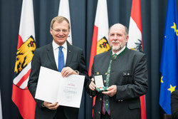 Landeshauptmann Mag. Thomas Stelzer überreicht die Kulturmedaille des Landes OÖ in Silber an Herrn Ing. Felix Spitzer.