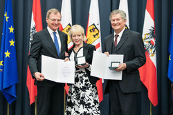 Landeshauptmann Mag. Thomas Stelzer überreicht das Kulturehrenzeichen des Landes OÖ in Bronze an Frau Ursula RUHS und Herrn Daniel PASCAL.