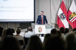 Landeshauptmann Mag. Thomas Stelzer empfängt ausgezeichnete Maturantinnen und Maturanten im Redoutensaal des Landes Oberösterreich.