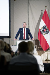 Landeshauptmann Mag. Thomas Stelzer empfängt ausgezeichnete Maturantinnen und Maturanten im Redoutensaal des Landes Oberösterreich.