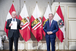 Landeshauptmann Mag. Thomas Stelzer überreicht das große Ehrenzeichen für Verdienste um die Republik Österreich an Hofrat i.R. Dr. Heinrich Gmeiner.