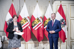 Landeshauptmann Mag. Thomas Stelzer überreicht das goldene Verdienstzeichen der Republik Österreich an Diplom Schwester i.R. Maria Ahrer.