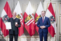 Landeshauptmann Mag. Thomas Stelzer überreicht das goldene Verdienstzeichen der Republik Österreich an FOI i.R. Klaus Breiteneder.