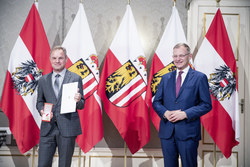 Landeshauptmann Mag. Thomas Stelzer überreicht das goldene Verdienstzeichen der Republik Österreich an Techn. FOI i.R. Alfons Doplbaur.