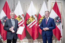 Landeshauptmann Mag. Thomas Stelzer überreicht das goldene Verdienstzeichen der Republik Österreich an FOI i.R. Herbert Ehrlinger.