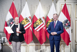 Landeshauptmann Mag. Thomas Stelzer überreicht das goldene Verdienstzeichen der Republik Österreich an Diplomschwester i.R. Maria Grill.