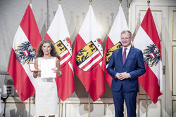 Landeshauptmann Mag. Thomas Stelzer überreicht das goldene Verdienstzeichen der Republik Österreich an Erika Huber.