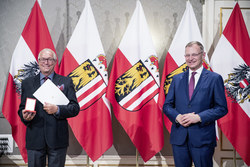 Landeshauptmann Mag. Thomas Stelzer überreicht das goldene Verdienstzeichen der Republik Österreich an FOI i.R. Manfred Pröll.