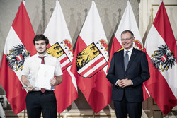 Landeshauptmann Mag. Thomas Stelzer empfängt ausgezeichnete Maturantinnen und Maturanten im Redoutensaal des Landes Oberösterreich.