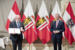 Landeshauptmann Mag. Thomas Stelzer überreicht das goldene Ehrenzeichen für Verdienste um die Republik Österreich an Günther Hartl.