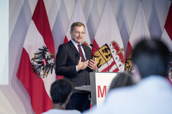 Landeshauptmann Mag. Thomas Stelzer verleiht das Verdienstkreuz des Landes Oberösterreich für Kunst und Kultur an Valie Export.