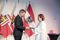 Landeshauptmann Mag. Thomas Stelzer verleiht das Verdienstkreuz des Landes Oberösterreich für Kunst und Kultur an Valie Export.