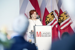 Landeshauptmann Mag. Thomas Stelzer verleiht das Verdienstkreuz des Landes Oberösterreich für Kunst und Kultur an Valie Export.