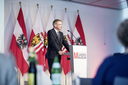 Landeshauptmann Mag. Thomas Stelzer überreicht Ehrenzeichen des Landes Oberösterreich im Festsaal des Schlossmuseums in Linz.