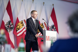 Landeshauptmann Mag. Thomas Stelzer überreicht Ehrenzeichen des Landes Oberösterreich im Festsaal des Schlossmuseums in Linz.